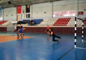 Okullar hentbolde yarışıyor